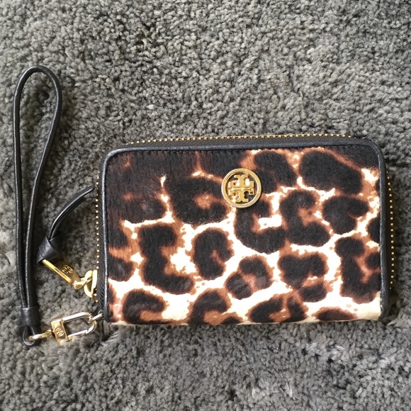 Tory Burch Handbags - Tory Burch Leopard Print Calf Hair Wristlet